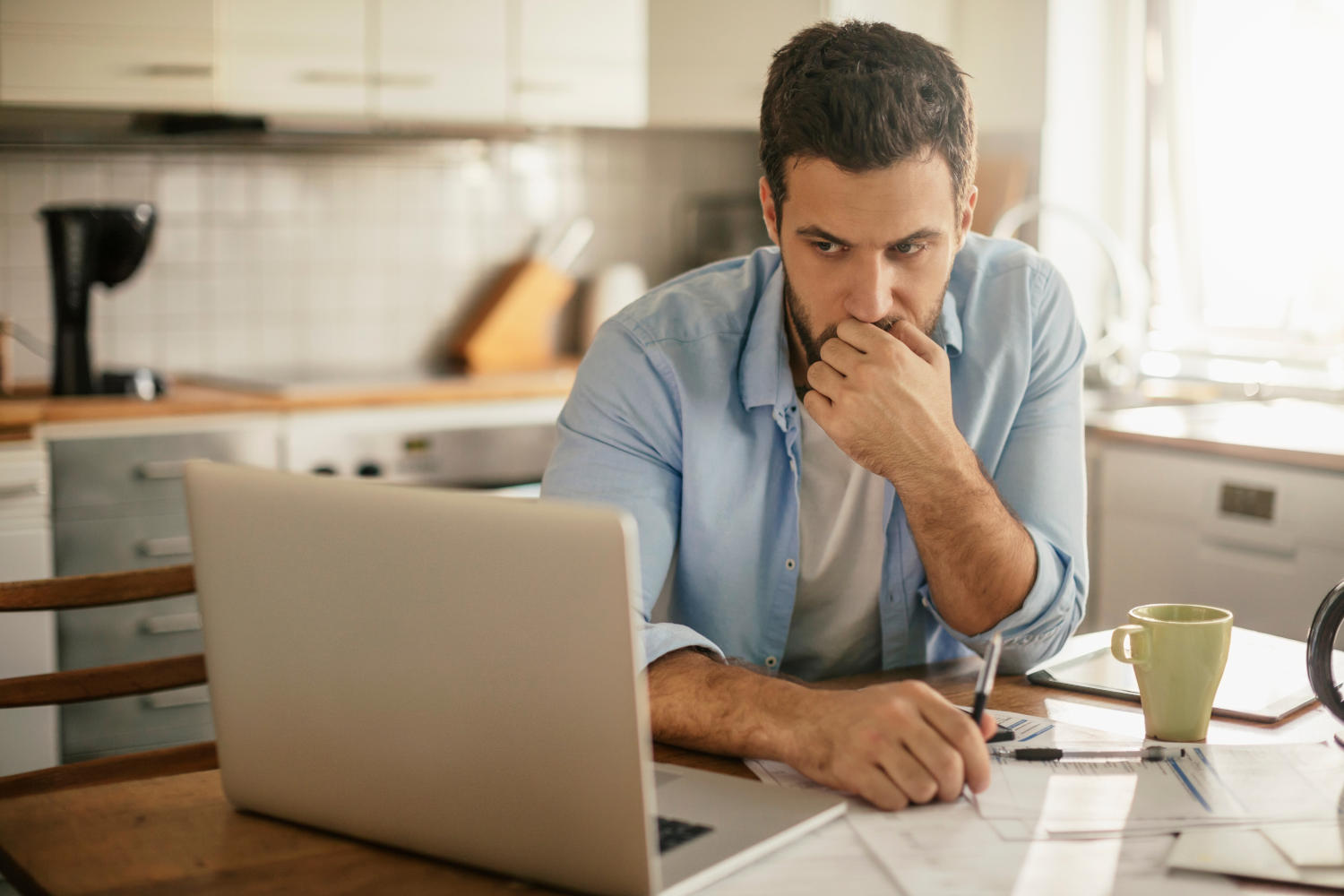 Uomo preoccupato che guarda un PC