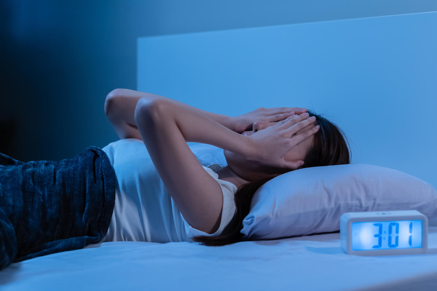Ragazza con ansia notturna nel proprio letto