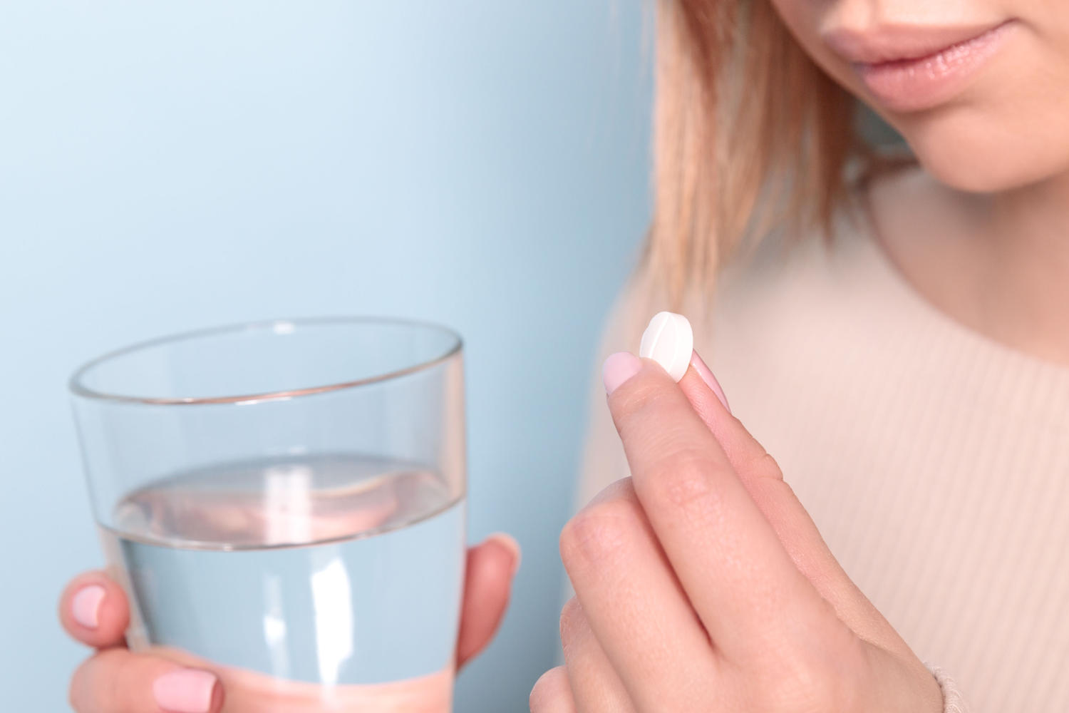Ragazza che sta per prendere un farmaco