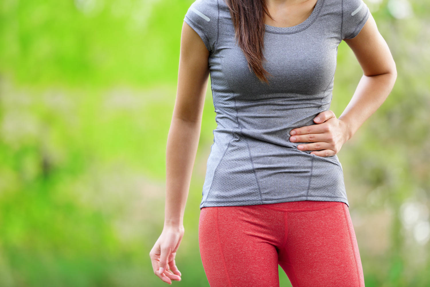 Ragazza runner si tocca il fianco