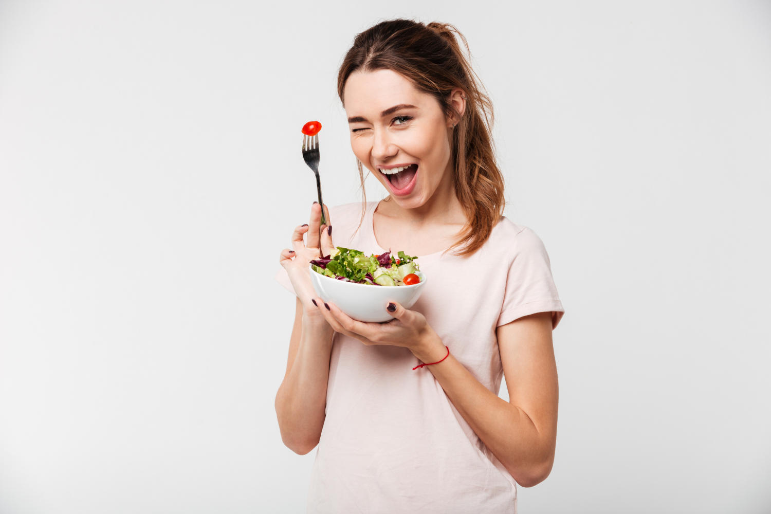 Ragazza che mangia insalata