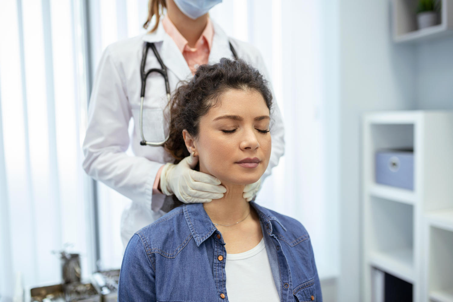 Medico palpa collo di una paziente