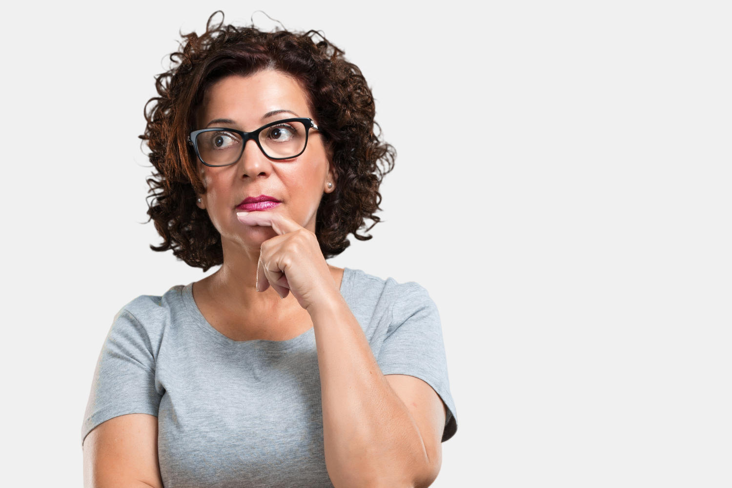 Donna confusa e preoccupata