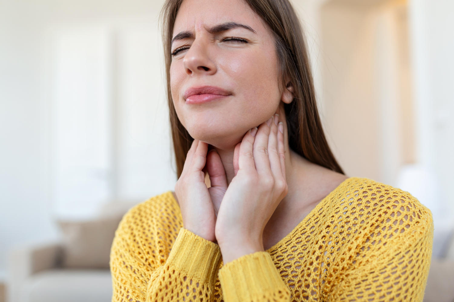 Donna che si tocca i linfonodi gonfi sul collo