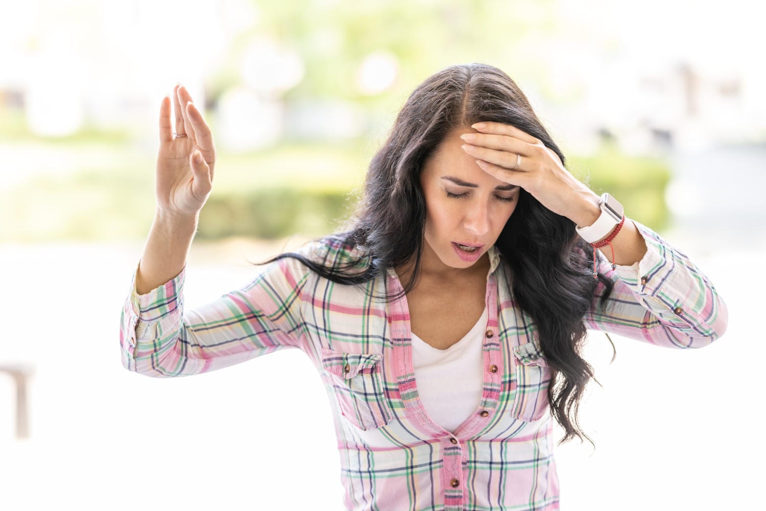 Ragazza che si tocca la testa a causa di un forte dolore
