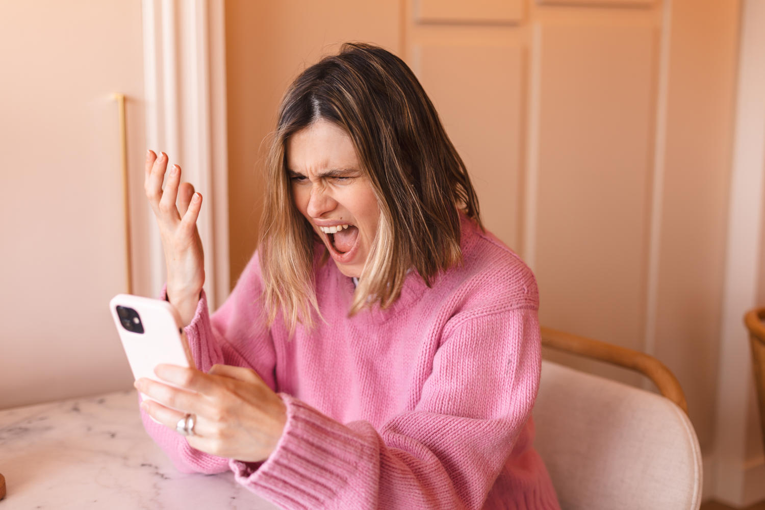 Ragazza arrabbiata che grida al cellulare