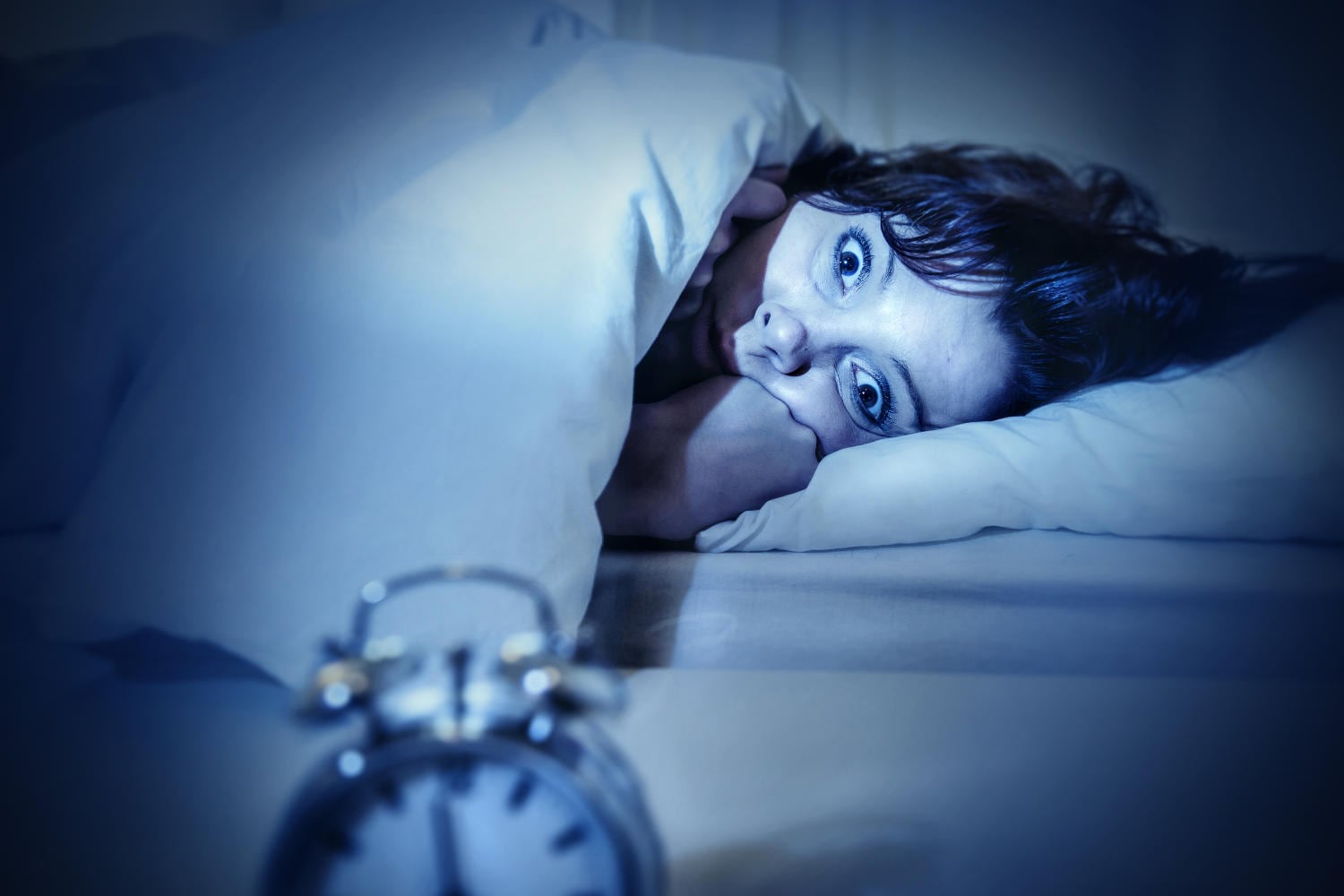 Ragazza sveglia durante la notte