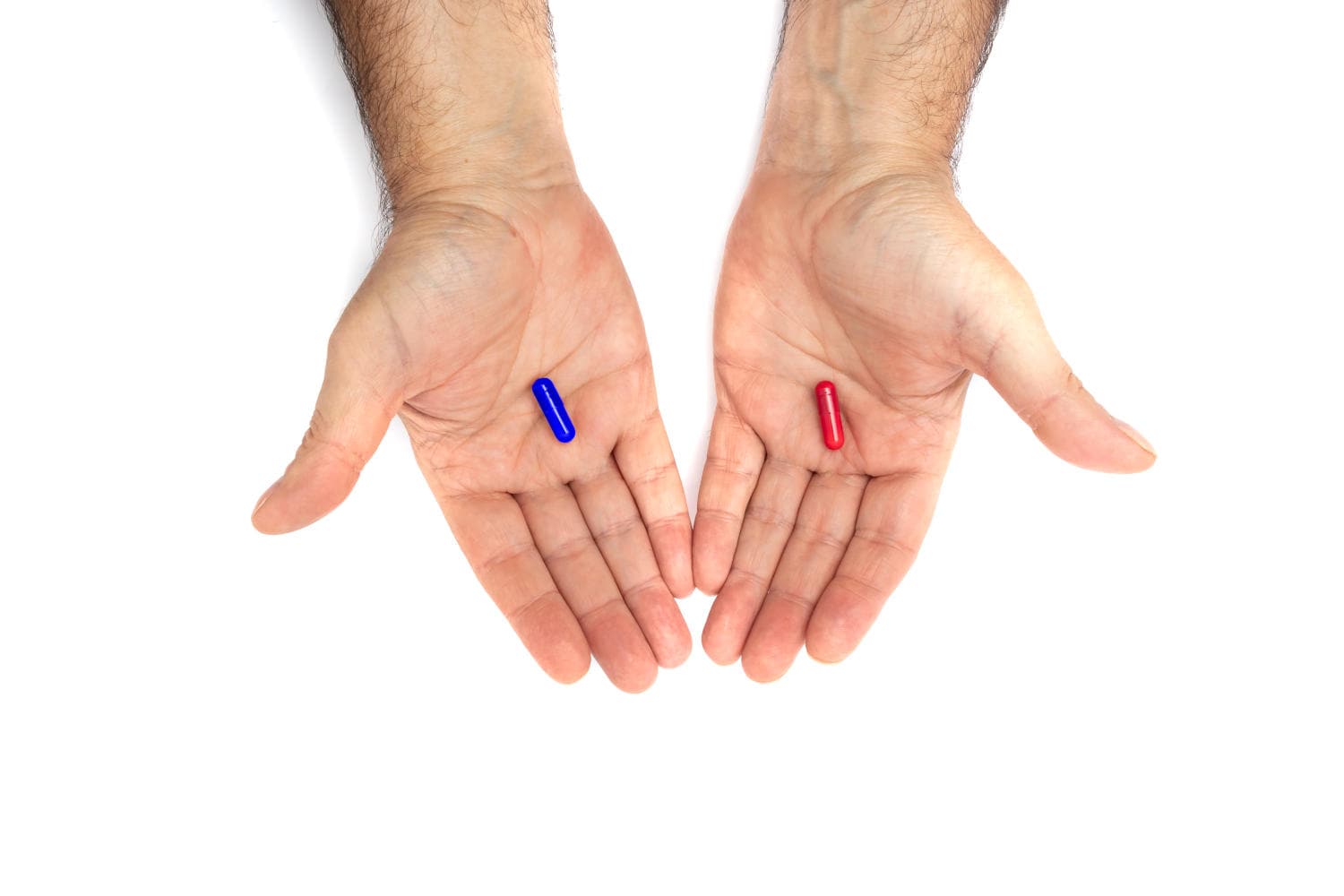 Due mani, che tengono rispettivamente una pillola blu e una rossa