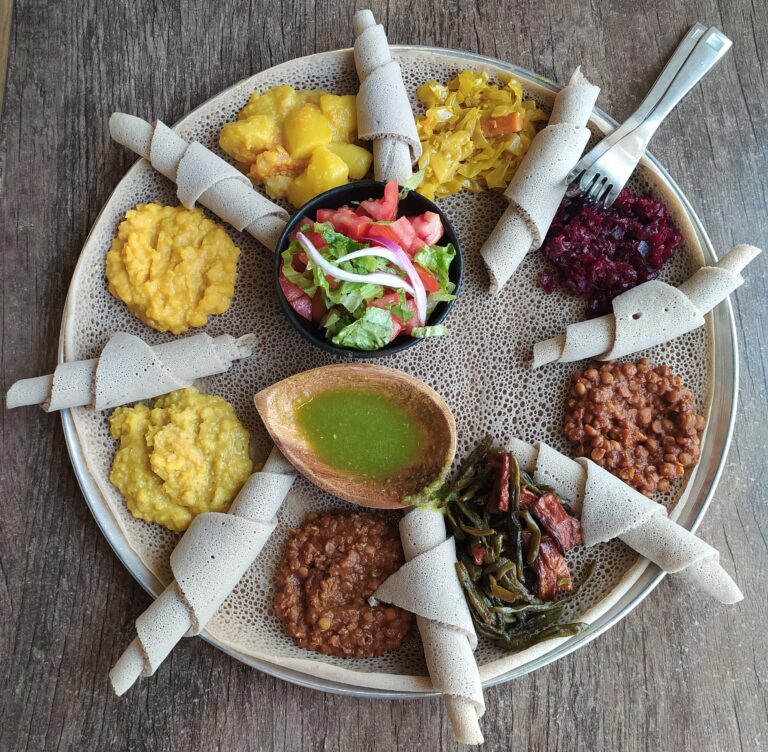 Injera e vari condimenti