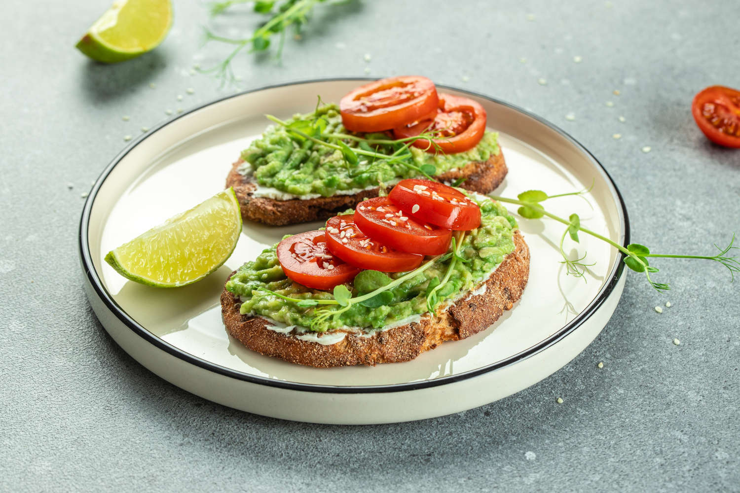 Bruschetta con avocado e pomodoro