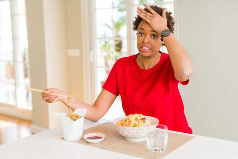 Ragazza preoccupata mentre mangia spaghetti di soia