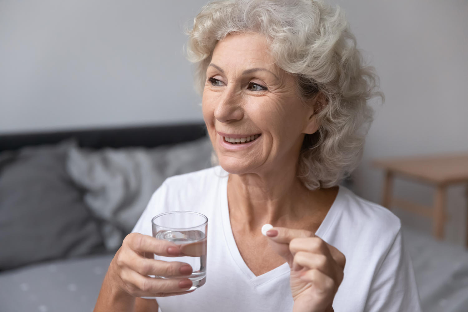 Donna che sta per assumere un farmaco