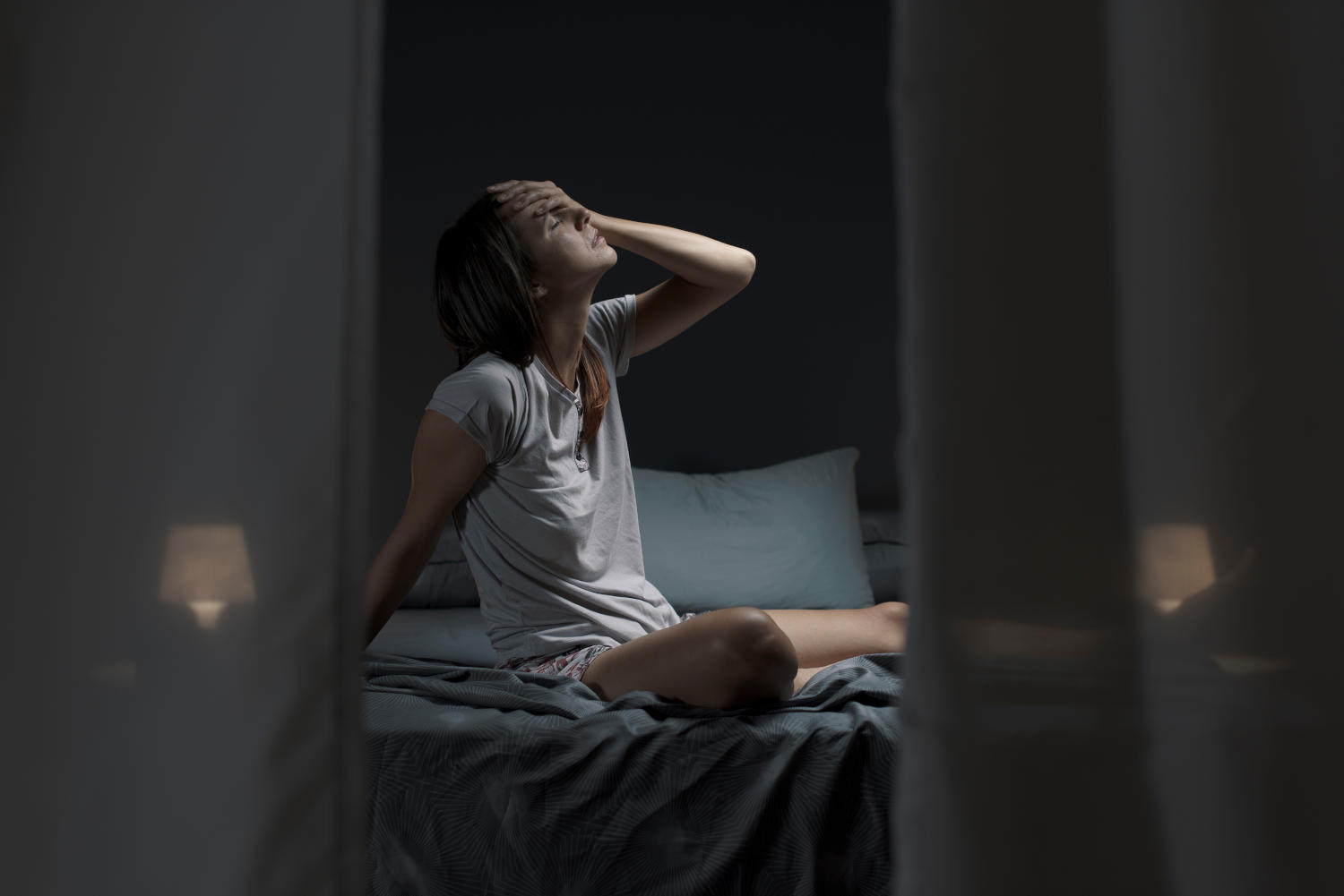 Ragazza che si sveglia sudata nel letto