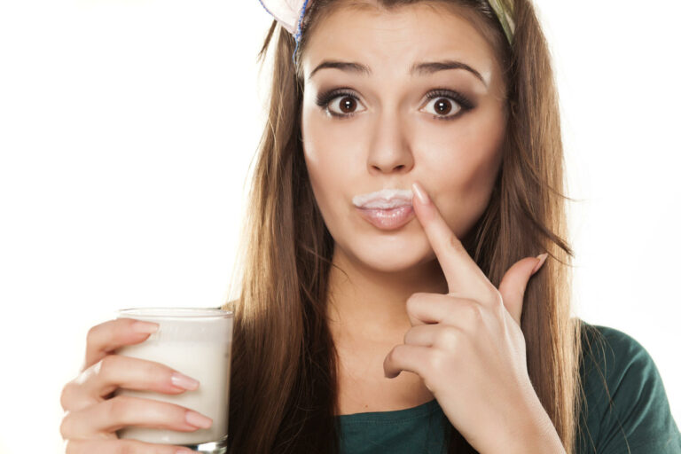 Ragazza si pulisce la bocca dopo aver bevuto dello yogurt