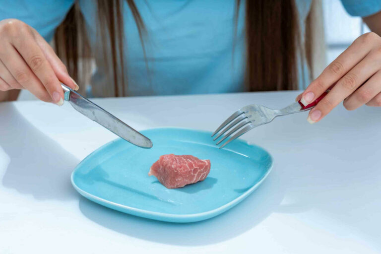 Un boccone di carne rossa cruda nel piatto