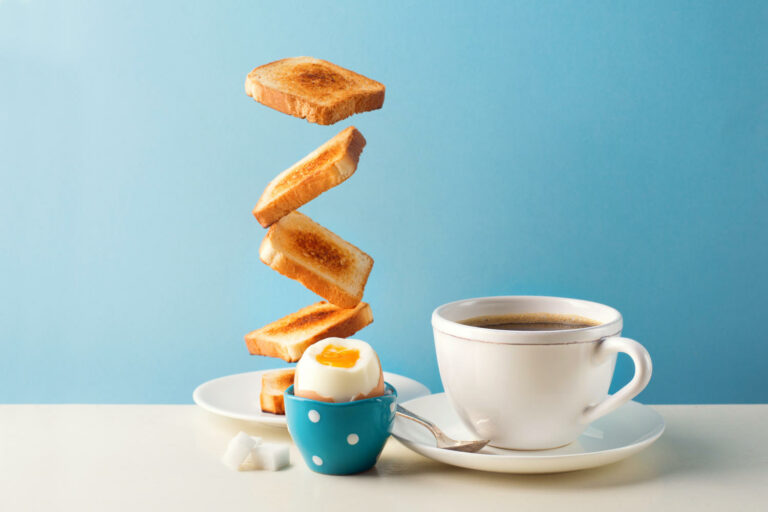 Fette biscottate, caff&egrave; e uova