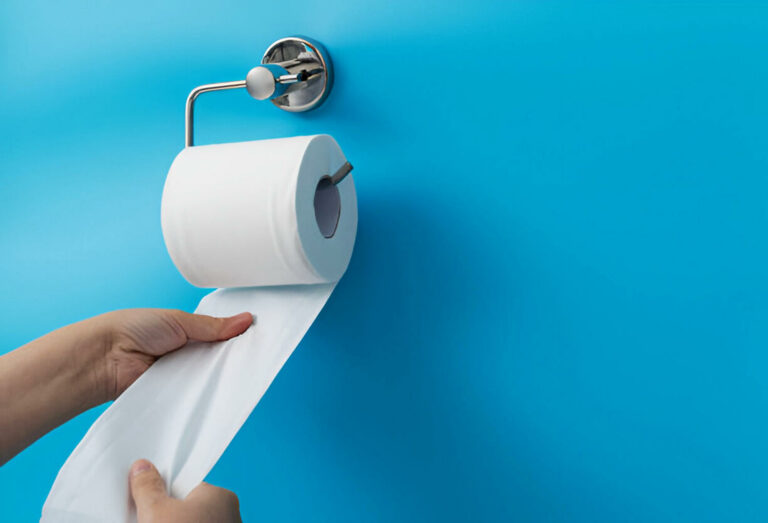 Mano che preleva dal rotolo di carta igienica