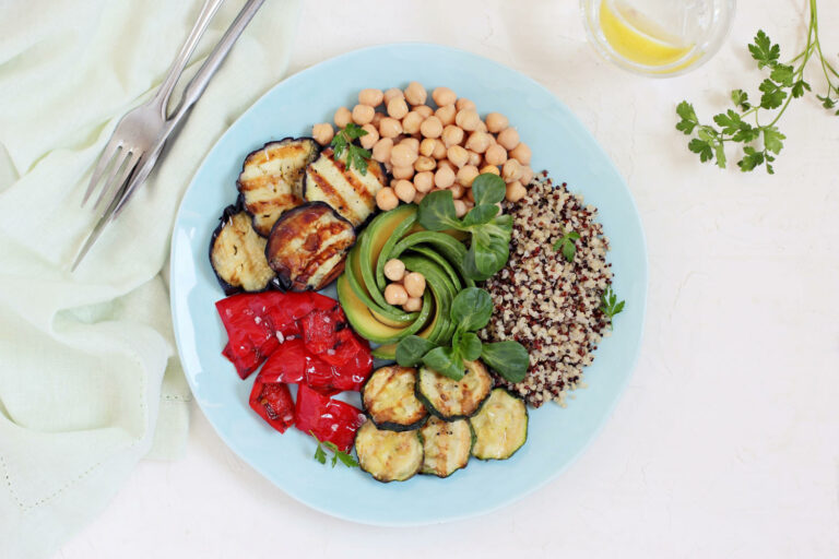 Piatto ricco di alimenti vegetali