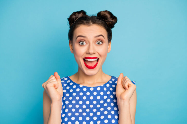 Ragazza che esulta