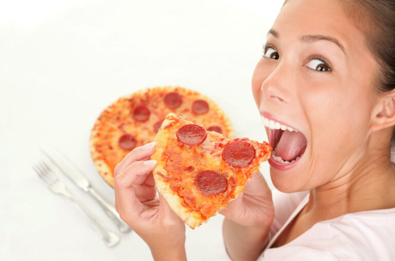 Ragazza che mangia una pizza