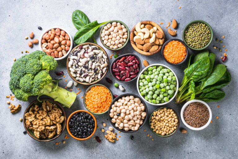 Alimenti ricchi di proteine vegetali (legumi, semi, frutta secca, ...)