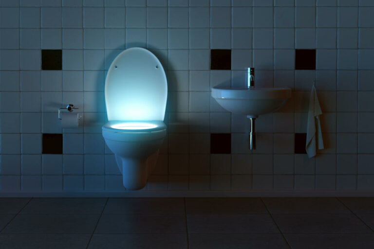 Sanitario in ambiente notturno, da cui esce una luce misteriosa