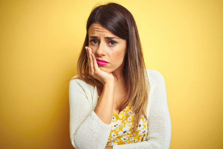 Donna stressata su sfondo giallo