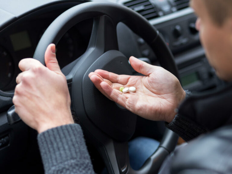 Uomo che sta per prendere dei farmaci in auto