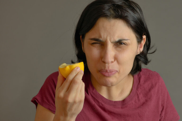 Ragazza che mangia un limone