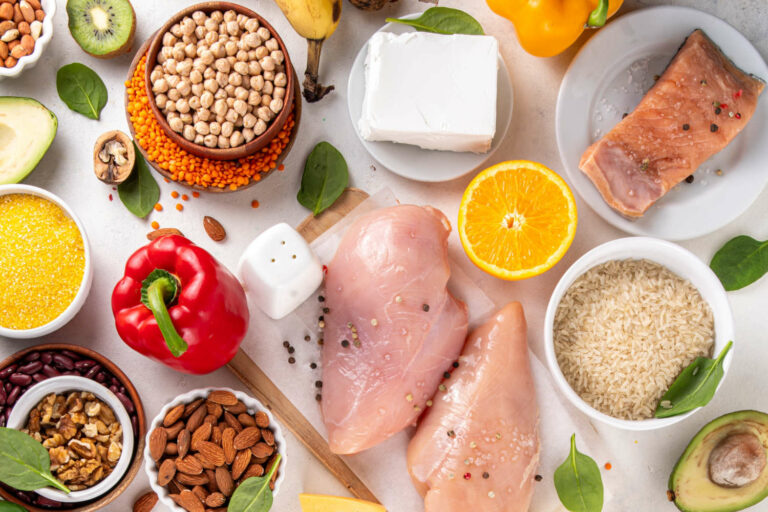 Esempi di cibi proteici (pollo, mandorle, ceci, ...)