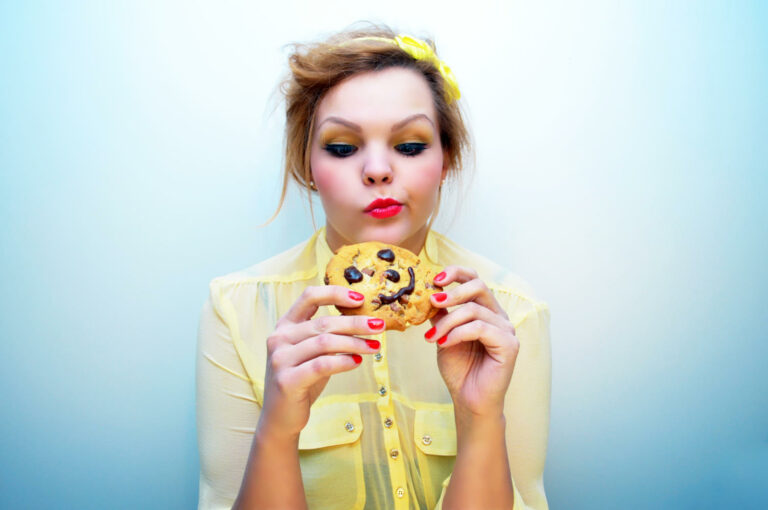 Ragazza guarda con sguardo dubbioso una merendina