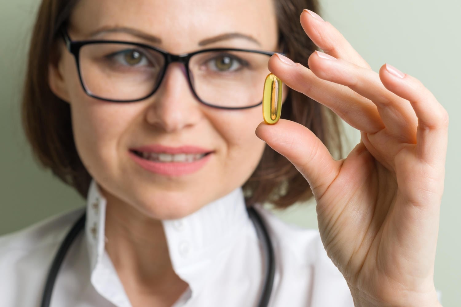 Medico con in mano della vitamina D