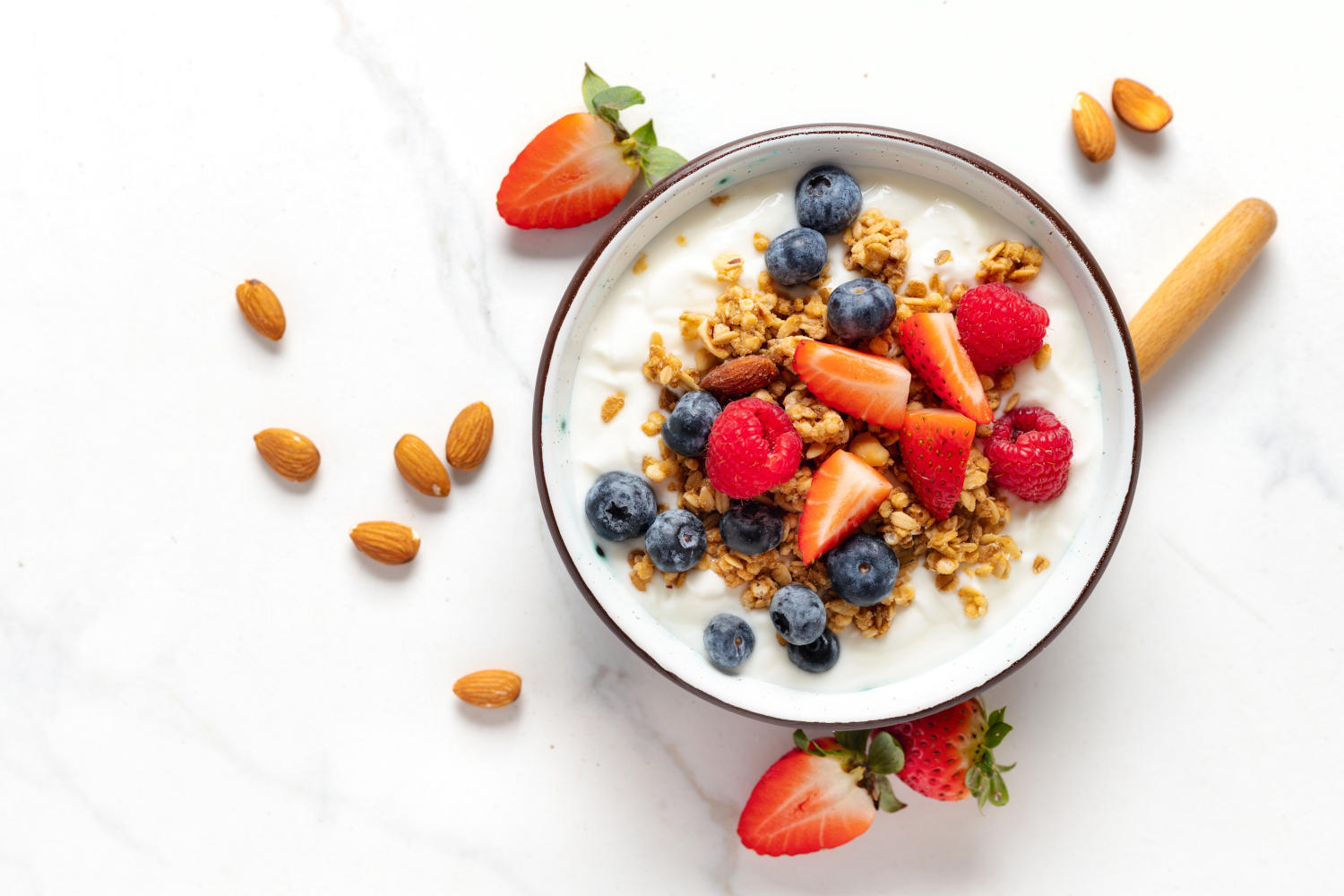 Yogurt con frutta, granola e frutta secca
