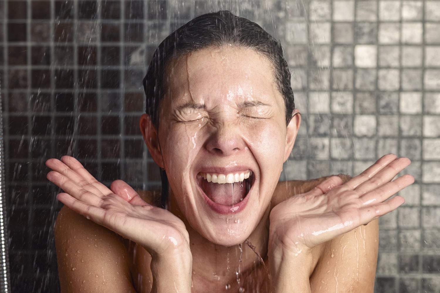 Ragazza sotto acqua ghiacciata