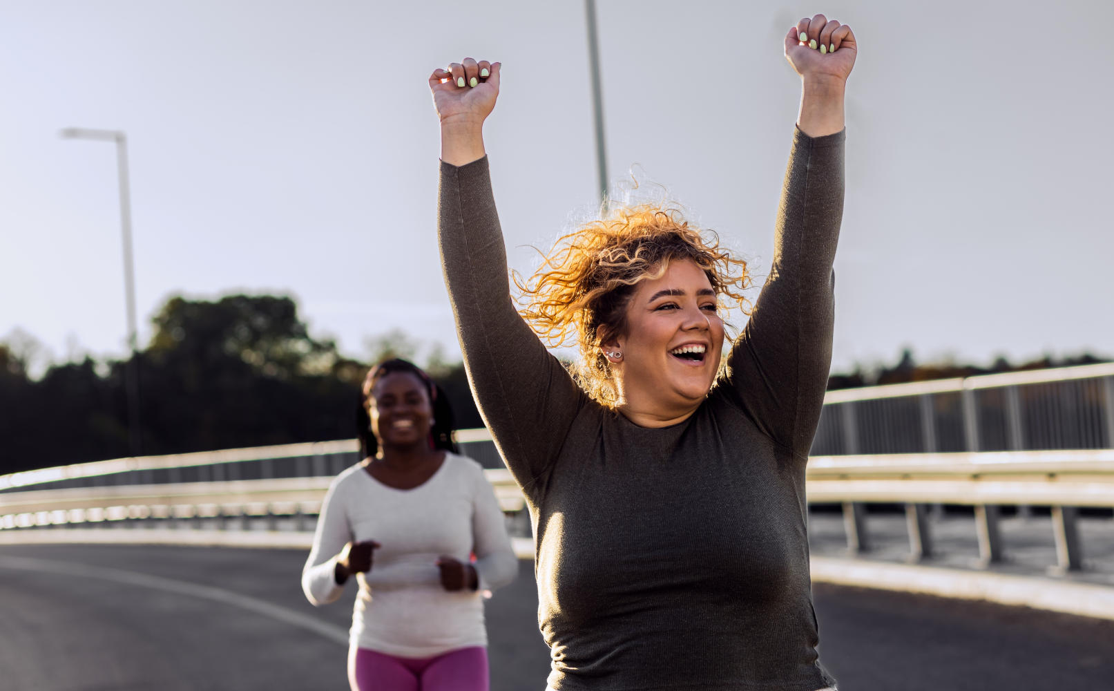 Due ragazze in sovrappeso che fanno attività fisica sorridendo