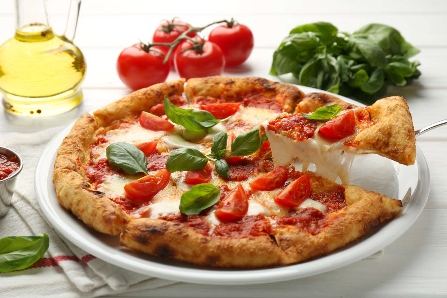 Pizza margherita con mozzarella filante