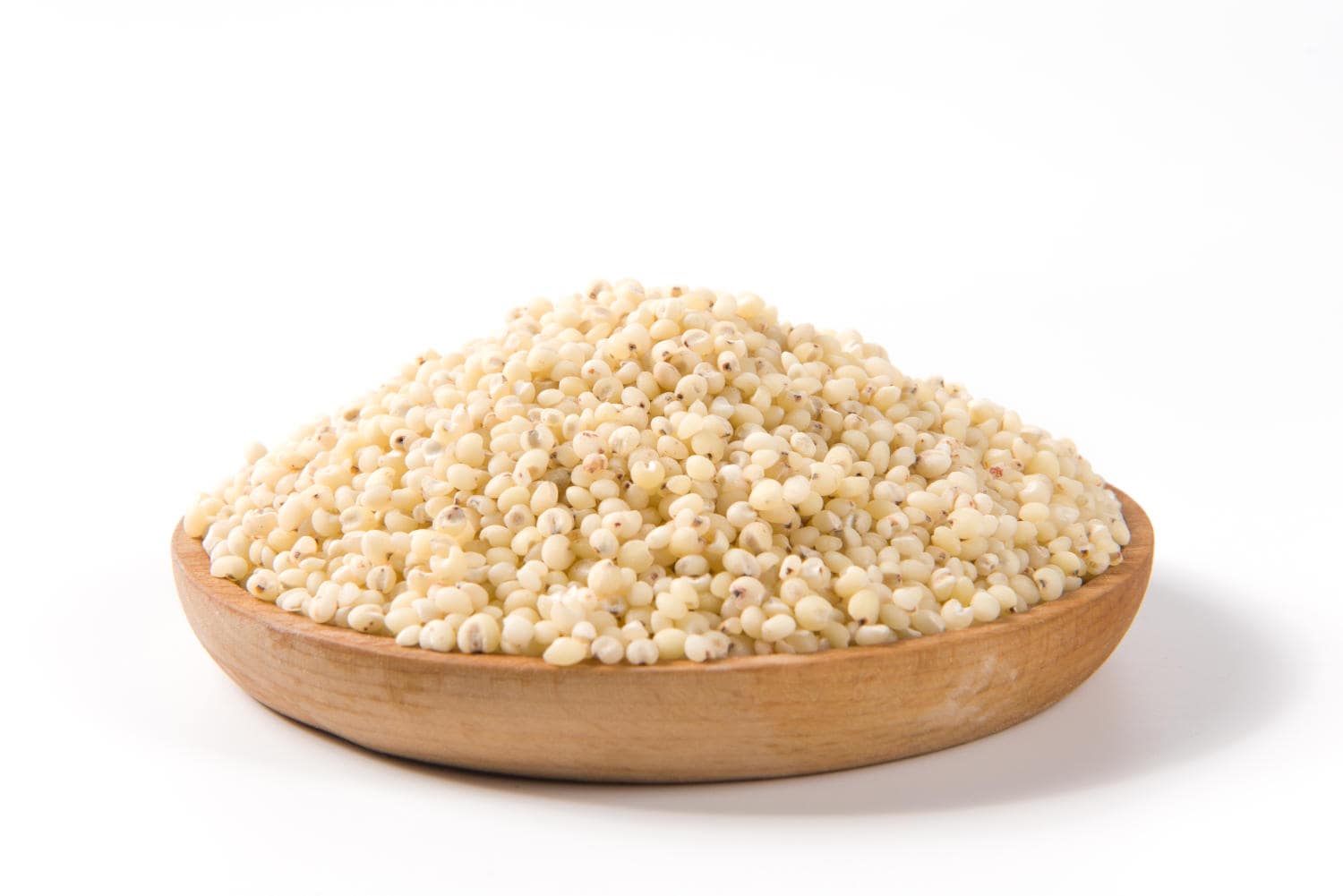 Piatto di legno pieno di sorgo bianco