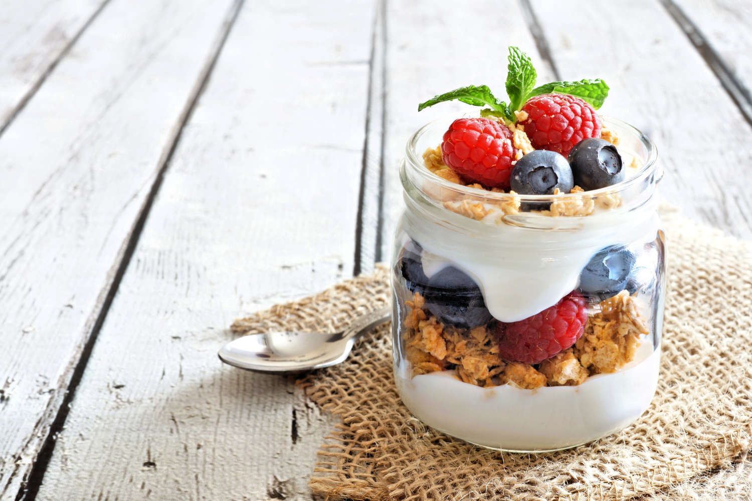 Yogurt, avena croccante, frutta