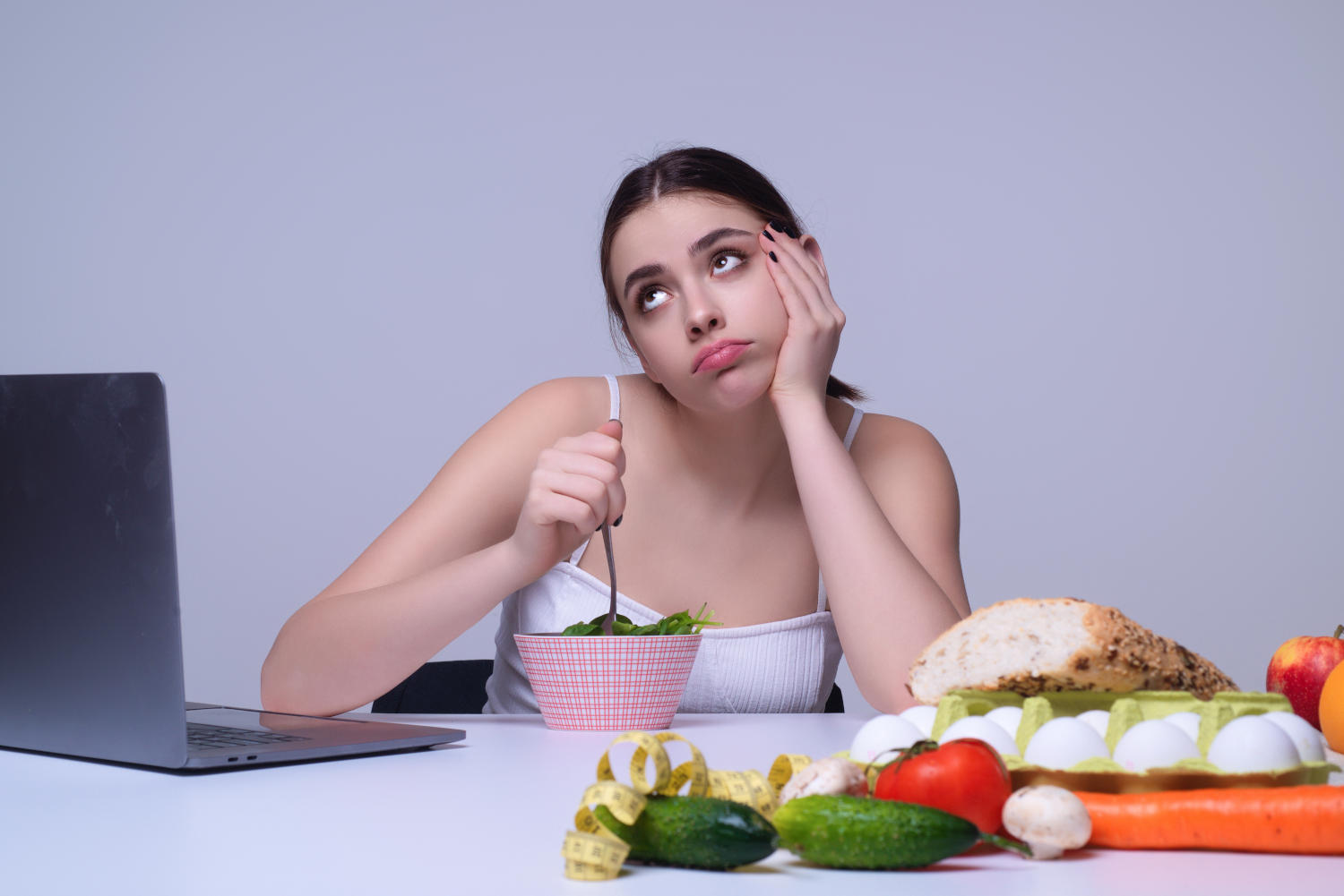 Ragazza stufa di quello che sta mangiando