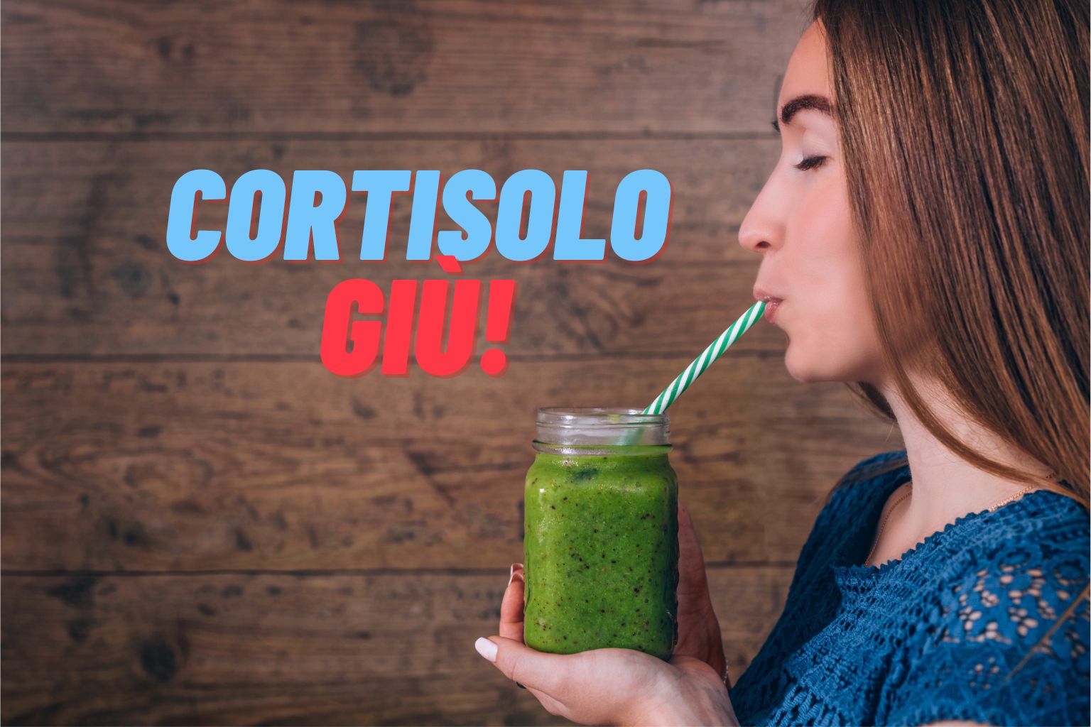 Ragazza che beve un frullato verde e la scritta "Cortisolo giù"