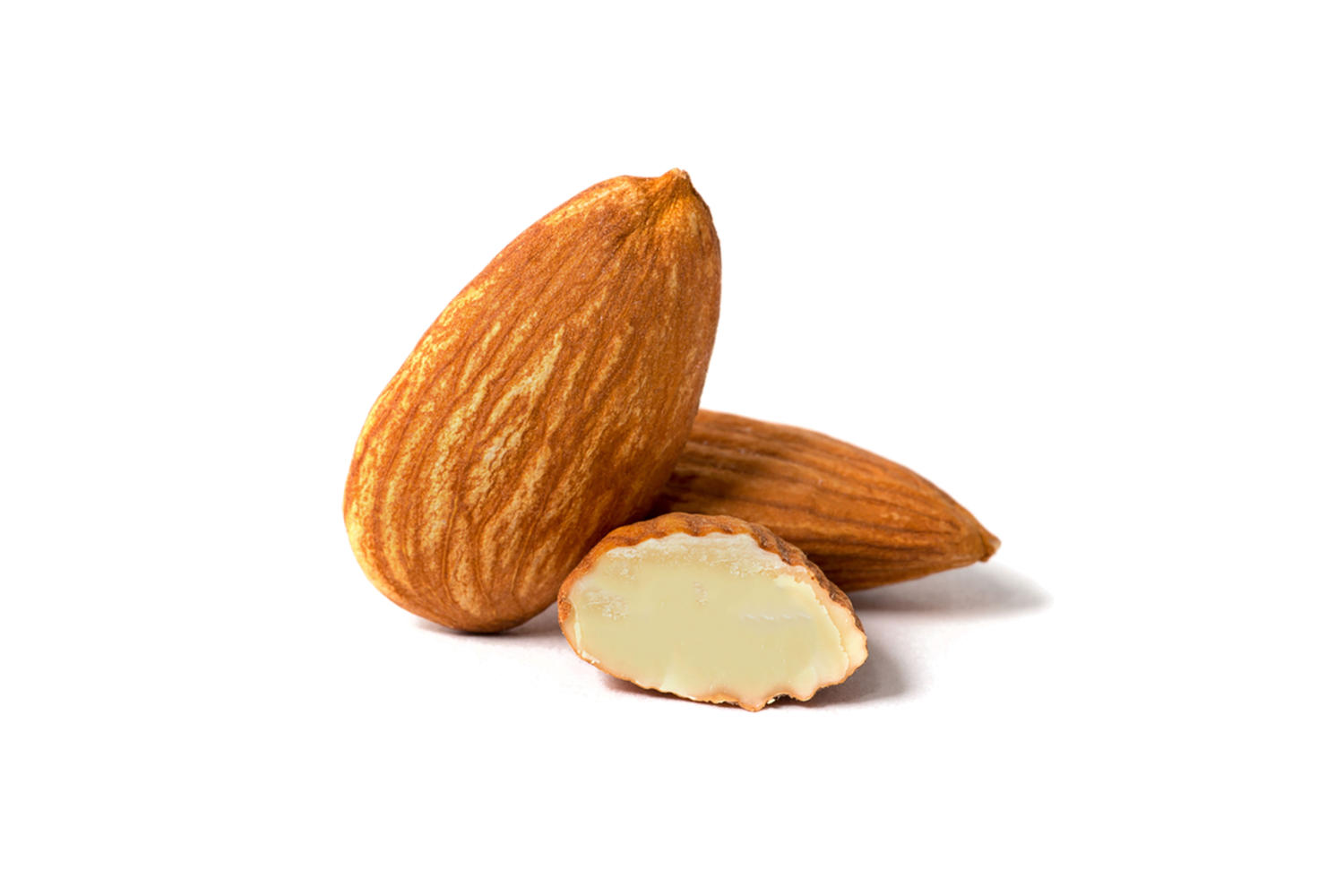 Mandorle su sfondo bianco