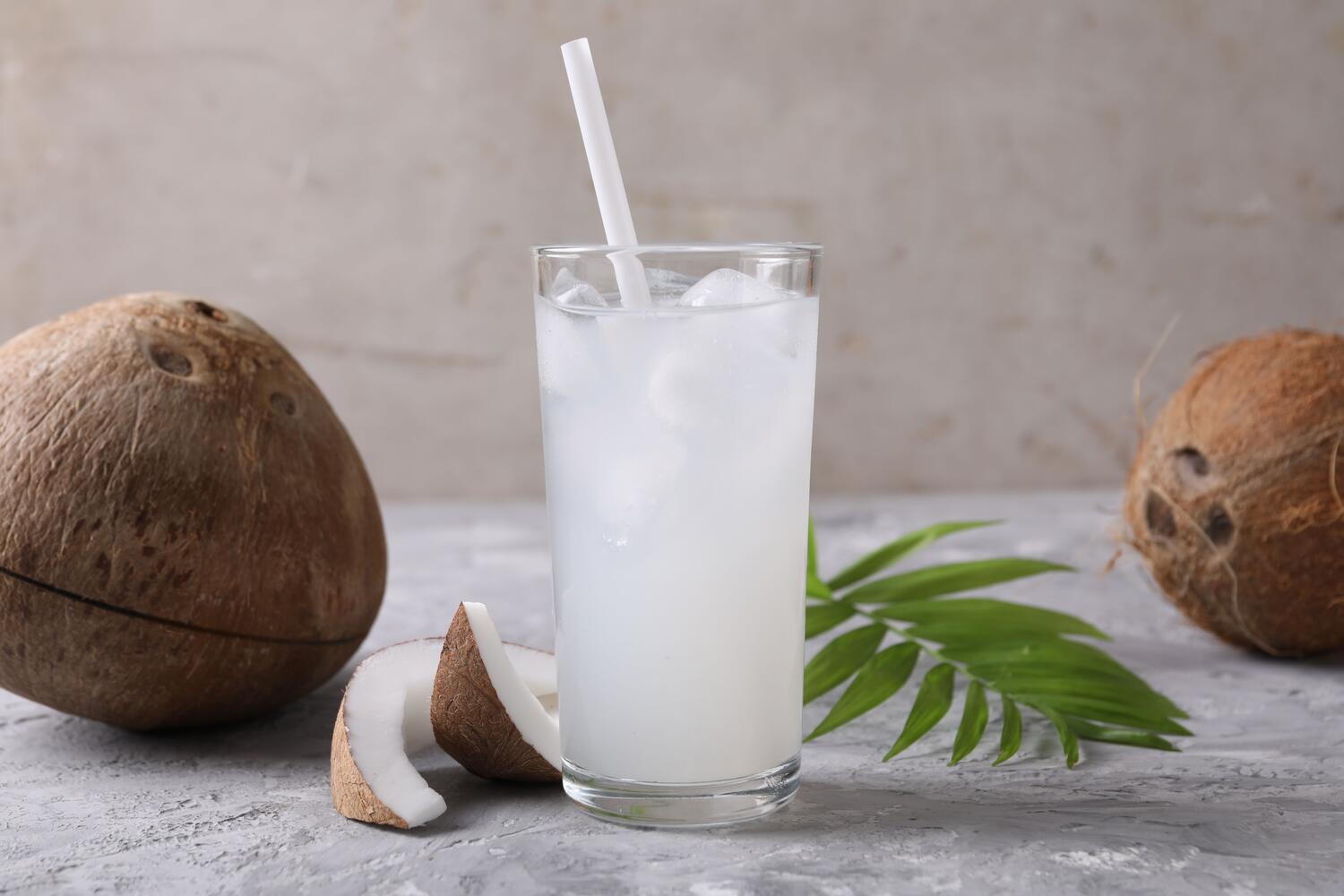 Acqua di cocco e due noci intere