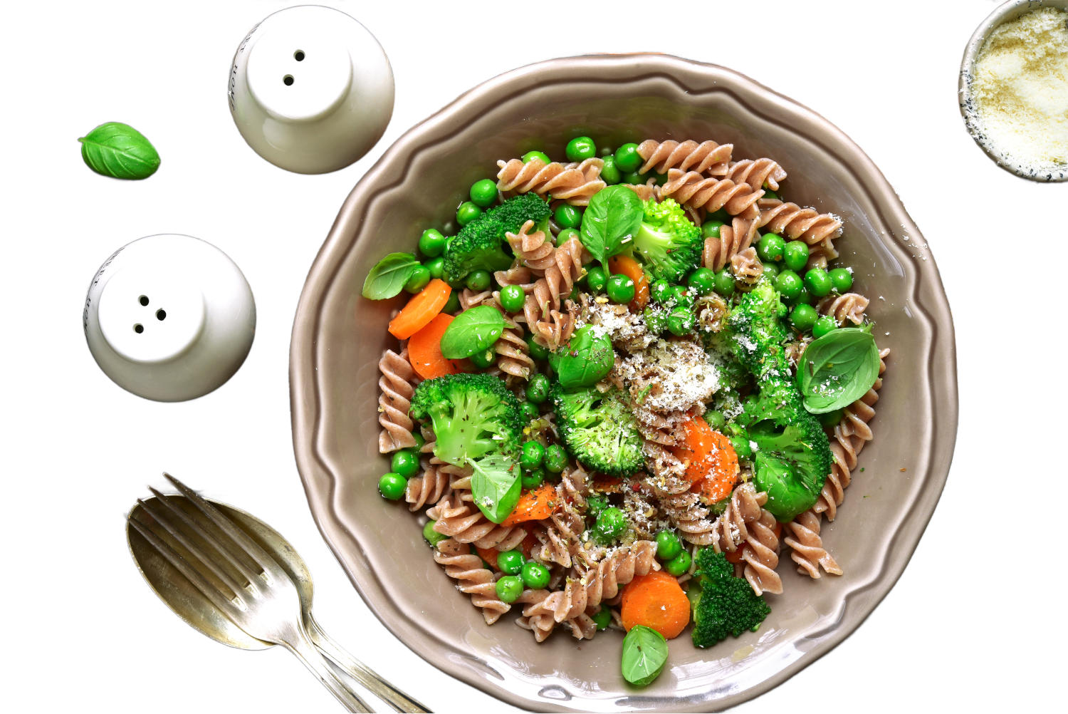Insalata di cereali, verdura e piselli