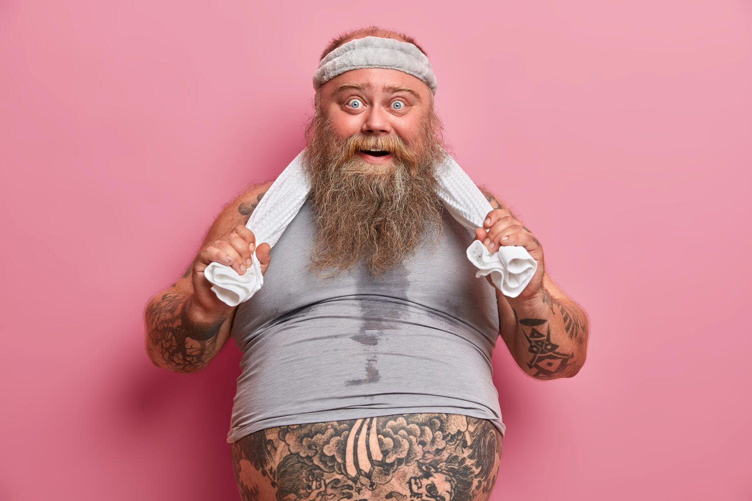 Uomo in sovrappeso con la barba e il corpo sudato dopo l'attivit&agrave; fisica