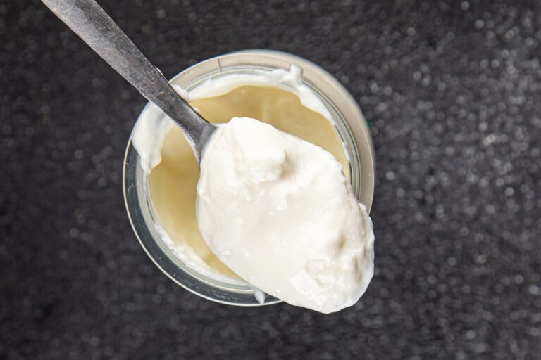 Cucchiaio colmo di yogurt
