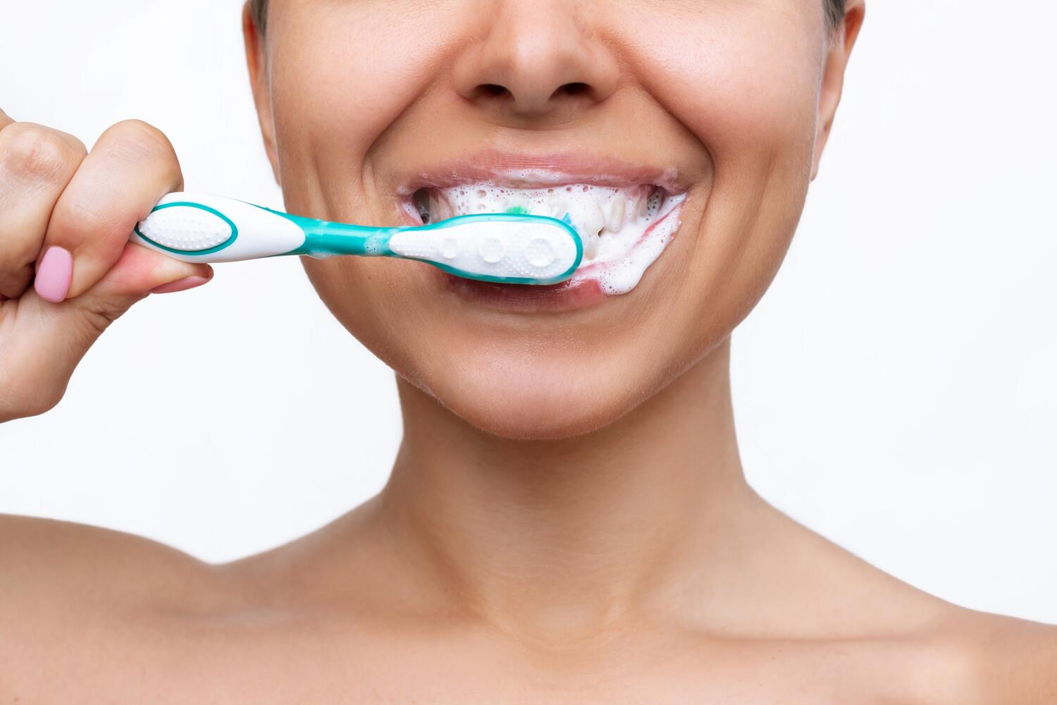 Ragazza che si lava i denti