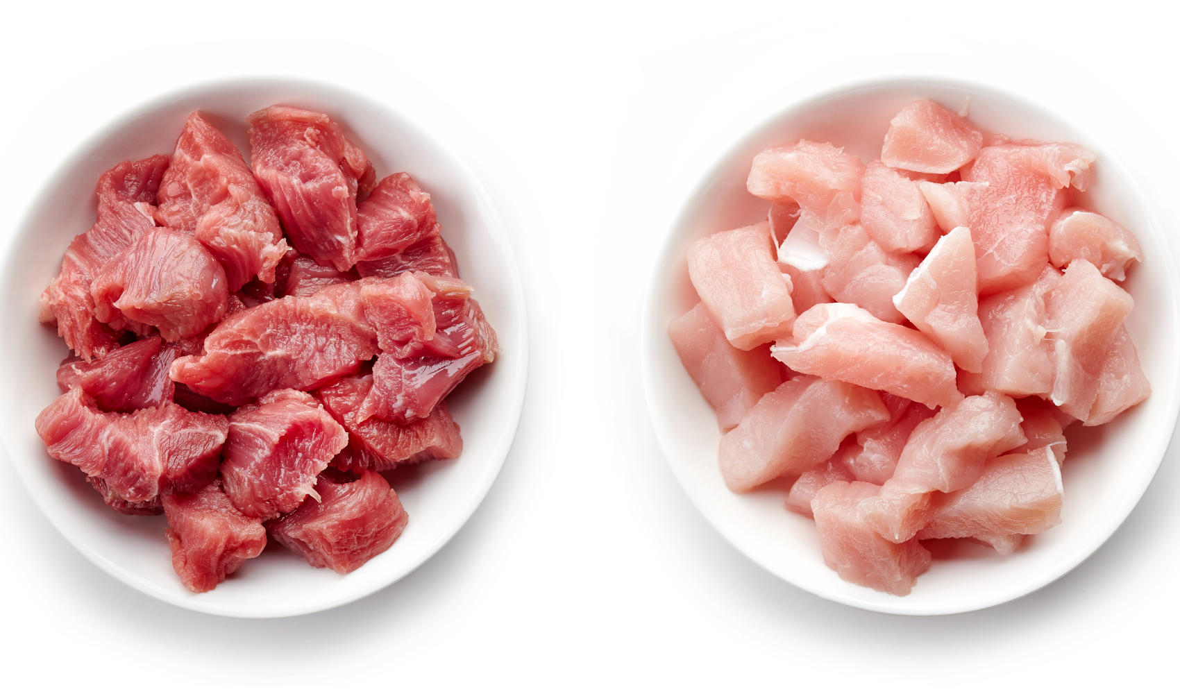 Piatto di carne rossa e piatto di carne bianca affiancati