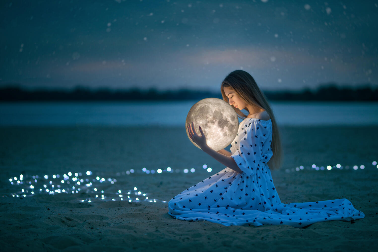 Immagine concettuale con una ragazza che tiene in mano una luna luminosa