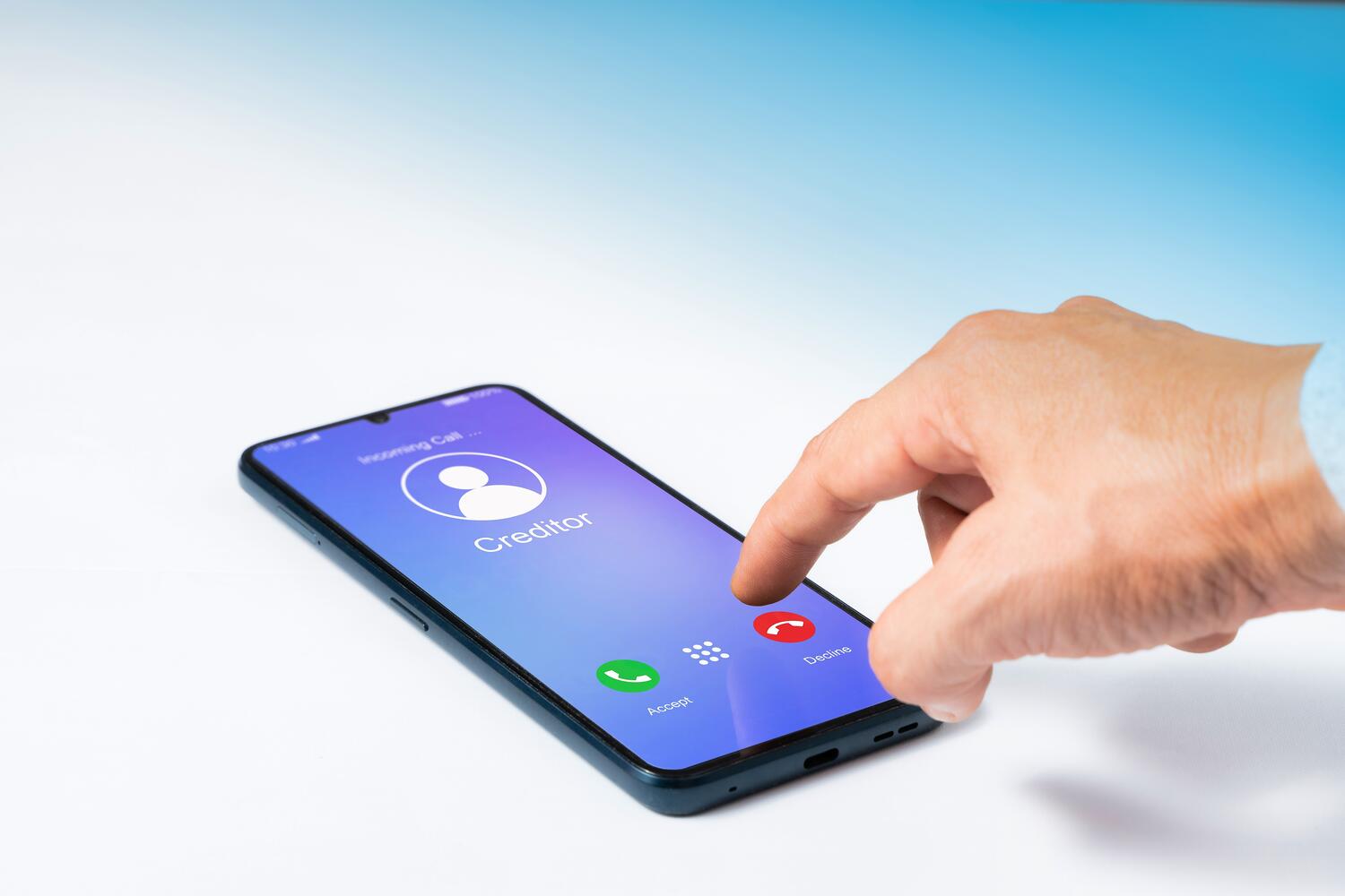 Mano che tocca un cellulare per evitare una chiamata