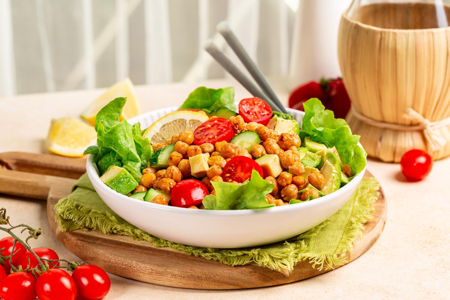 Insalata di ceci, foglie verdi e pomodori